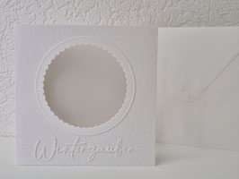 Passepartout-Karte, Tannenbaumprägung Winterzauber weiß mit Wellenrand innen 13,5x13,5cm (Ausschnitt rund mit Wellenrand: 7,5cm)