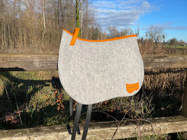 Typ Mini Shetty in den Farben Natur meliert / Orange