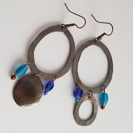 CBO7.Boucles d'oreilles cuivre martelé et perles de verre soufflé