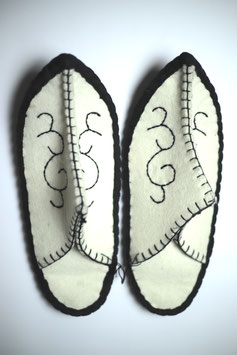 FILZPANTOFFEL WEISS/SCHWARZ