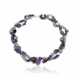 graue Perlkette mit Amethyst