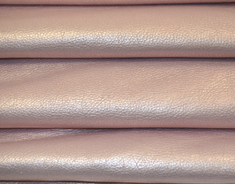 Morceau de cuir de veau grainé rose métallisé