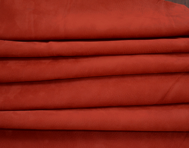 Morceau de cuir de vachette nubuck rouge pourpre
