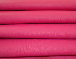 Morceau de cuir de veau grainé rose magenta