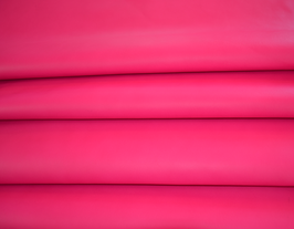 Morceau de cuir de veau rose fuchsia