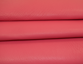Morceau de cuir de baby veau grainé rose