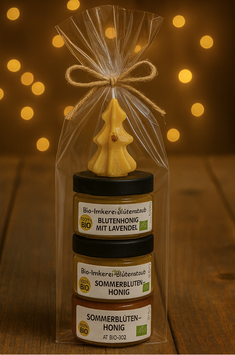 ♥ Geschenksackerl (XS) 3, 3 x Bio-Honig gemischt + 1 x Bienenwachskerze Tannenbaum, aus 100 % reinem Bienenwachs. Brenndauer ca. 7 Stunden ♥