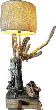 Lampe avec ski et chaussures sculptées en bois