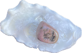 Rhodonit, dunkelrot gemustert, Unebenheiten, Trommelstein, Größe 25 x 18 mm - ohne Deko