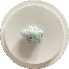 Larimar, hellblau mit Unebenheiten, Trommelstein, Größe 20 x 16 mm - ohne Deko