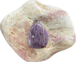 Lepidolith violett gemustert, Schmuck Anhänger, Größe 35 x 20 einschließlich silberfarbiger Öse - ohne Deko