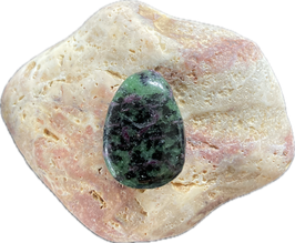 Zoisit mit Rubin, grün schwarz dunkelrot gemustert, Schmuck Anhänger mit Bohrung, Größe 30 x 20 mm - ohne Deko