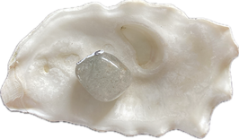 Bergkristall mit Chlorit, Trommelstein, Größe 23 x 13 mm
