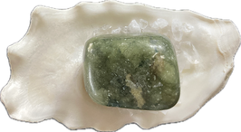 Jade, grün gemustert, Trommelstein, Größe 35 x 25 mm - ohne Deko