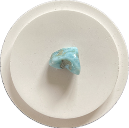 Larimar, hellblau mit Unebenheiten, Trommelstein, Größe 15 x 16 mm - ohne Deko