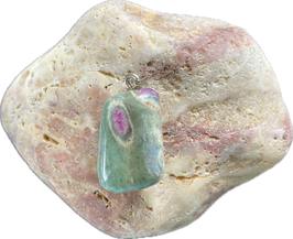 Fuchsit mit Rubin, grünweißrot gemustert, Schmuck Anhänger mit silberfarbiger Öse, Größe  35 x 16 x 11 mm einschließlich Öse - ohne Deko