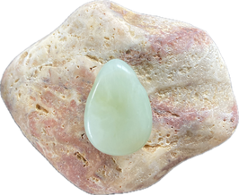 China Jade hellgrün, Schmuck Anhänger mit Bohrung, Größe 30 x 20 mm - ohne Deko