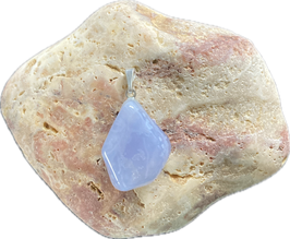 Chalcedon blaugrau, Schmuck Anhänger mit silberfarbiger Anhänge-Öse, Größe 31 x 18 mm einschließlich Öse - ohne Deko