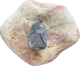 Turmalinquarz grau schwarz gemustert, Schmuck Anhänger mit silberfarbiger Anhänge-Öse, Größe 31 x 18 mm einschließlich Öse - ohne Deko