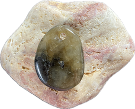 Labradorit dunkelgrün schillernd, Schmuck Anhänger mit vorderer Bohrung, Größe 37 x 28 mm - ohne Deko