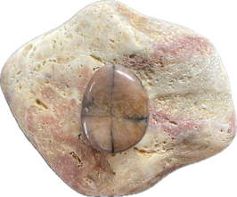 Chiastolith (Kreuzstein) braun mit schwarzem ,Kreuz',  Schmuck Anhänger mit seitlicher Bohrung, Größe 28 x 21 mm - ohne Deko