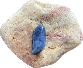 Dumortierit dunkelblau gemustert, Schmuck Anhänger mit silberfarbiger Anhänge-Öse, Größe 35 x 12 mm einschließlich Öse - ohne Deko