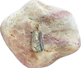 Paua Muschel blaugrün schillernd, Schmuck Anhänger mit goldfarbiger Anhänge-Öse, Größe 26 x 12 mm einschließlich Öse  - ohne Deko