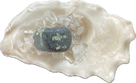 Porphyrit/Runenstein, schwarzgrün hellgrünes Blütenmuster, Trommelstein, Größe 27 x 17 mm - ohne Deko