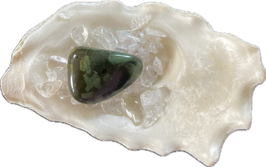 Porphyrit/Runenstein, schwarzgrün hellgrüne Flecken, Trommelstein, Größe 26 x 21 mm - ohne Deko