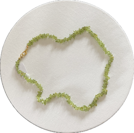 Peridot Splitterkette, kleine Splitter,  43 cm lang, goldfarbiger Karabinerverschluss - ohne Deko