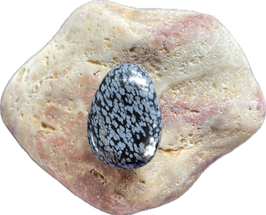 Schneeflockenobsidian schwarzgrau gemustert, Schmuck Anhänger mit seitlicher Bohrung,  Größe 29 x 20 mm - ohne Deko