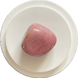 Rhodonit, dunkelrot, Trommelstein, Größe 32 x 25 x 20 mm - ohne Deko