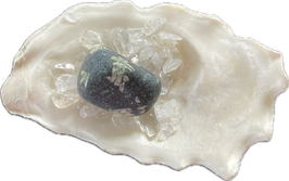 Porphyrit/Runenstein, schwarzgrün hellgrünes Blütenmuster, Trommelstein, Größe 26 x 18 mm - ohne Deko