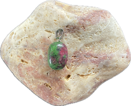Zoisit mit Rubin, grün rot gemustert, Schmuck Anhänger mit silberfarbiger Anhänge-Öse, Größe 25 x 12 mm einschließlich Öse - ohne Deko