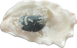Porphyrit/Runenstein, schwarzgrün hellgrünes Blütenmuster, Trommelstein, Größe 31 x 19 mm - ohne Deko