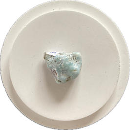 Larimar, hellblau mit Unebenheiten, Trommelstein, Größe 20 x 18 mm - ohne Deko