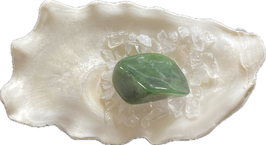 Nephrit (Jade), grün,  Trommelstein, Größe 28 x 19 mm - ohne Deko