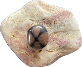 Chiastolith (Kreuzstein) braun mit schwarzem ,Kreuz',  Schmuck Anhänger mit seitlicher Bohrung, Größe 23 x 20 mm - ohne Deko