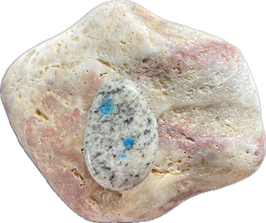 Granit mit Azurit, weiß grau blau gemustert, Schmuck Anhänger mit seitlicher Bohrung, Größe  30 x 19 mm - ohne Deko