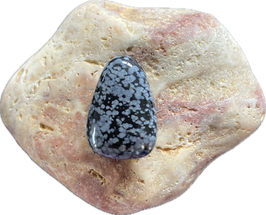 Schneeflockenobsidian schwarzgrau gemustert, Schmuck Anhänger mit seitlicher Bohrung,  Größe 29 x 19 mm - ohne Deko