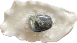 Nephrit (Jade), Trommelstein, Größe 27 x 19 mm - ohne Deko
