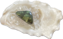 Porphyrit/Runenstein, schwarzgrün hellgrüne Flecken, Trommelstein, Größe 28 x 19 mm - ohne Deko