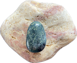Eldarit (Jaspis) blaugrün gemustert, Schmuck Anhänger mit seitlicher Bohrung, Größe 30 x 24 mm - ohne Deko