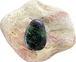 Zoisit mit Rubin, grün schwarz dunkelrot gemustert, Schmuck Anhänger mit Bohrung, Größe 31 x 23 mm - ohne Deko