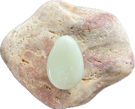 China Jade hellgrün, Schmuck Anhänger mit seitlicher Bohrung, Größe 30 x 21 mm - ohne Deko