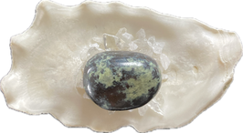 Nephrit (Jade), Trommelstein, Größe 30 x 19 mm - ohne Deko