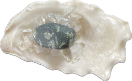 Porphyrit/Runenstein, schwarzgrün hellgrünes Blütenmuster, Trommelstein, Größe 30 x 18 mm - ohne Deko