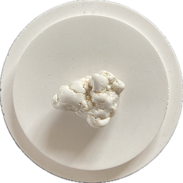 Magnesitknolle, weiß mit Unebenheiten, Größe 26 x 20 mm