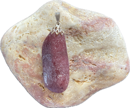 Thulit rot, raue Oberfläche, Schmuck Anhänger mit silberfarbiger Anhänge-Öse, Größe 46 x 16 mm einschließlich Öse  - ohne Deko