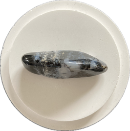 Mückenstein, schwarzweiß gemustert, Trommelstein, Größe 45 x 16 mm - ohne Deko